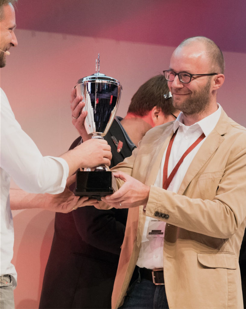 Christian Ebernickel bekommt den Google Analytics Award überreicht